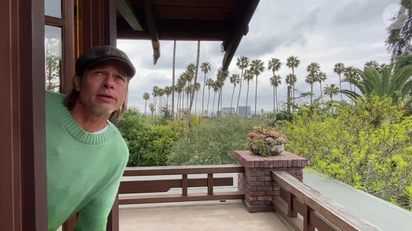 Pendant le confinement, John Krasinski nous donne des nouvelles du monde avec son SGMProm le 21 avril 2020. Notamment de Brad Pitt qui partage des infos sur la météo dans sa région de confinement.