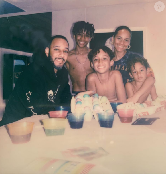 Alicia Keys, son mari Swizz Beatz, le fils de Swizz, Kasseem Jr. et ses deux autres garçons (avec Alicia Keys), Egypt et Genesis. Avril 2020.