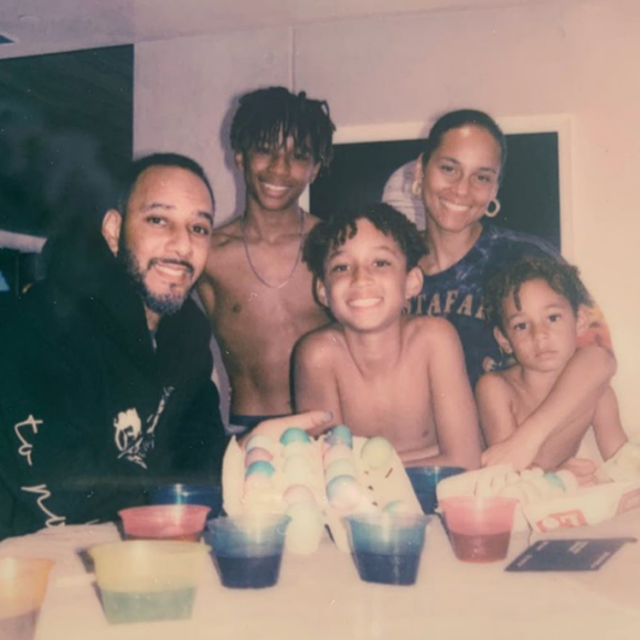 Alicia Keys, son mari Swizz Beatz, le fils de Swizz, Kasseem Jr. et ses deux autres garçons (avec Alicia Keys), Egypt et Genesis. Avril 2020.