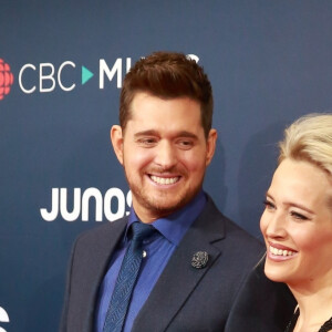 Michael Bublé et sa femme Luisa Lopilato enceinte posent sur le tapis rouge des Juno Awards à Vancouver, le 25 mars 2018.