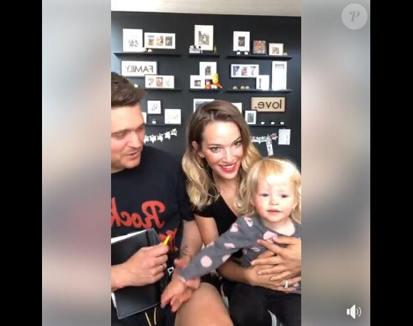 Michael Bublé avec sa femme Luisana Lopilato et leur fille Vida lors de leur live du 21 avril 2020. 