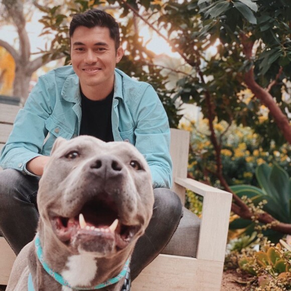 Henry Golding et sa chienne Stella sur Instagram, le 1er avril 2020.