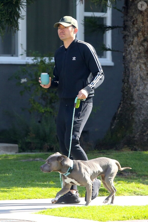 Exclusif - L'acteur Henry Golding, sans aucune protection, promène sa chienne Stella à Los Angeles pendant l'épidémie de coronavirus (Covid-19), le 7 avril 2020.