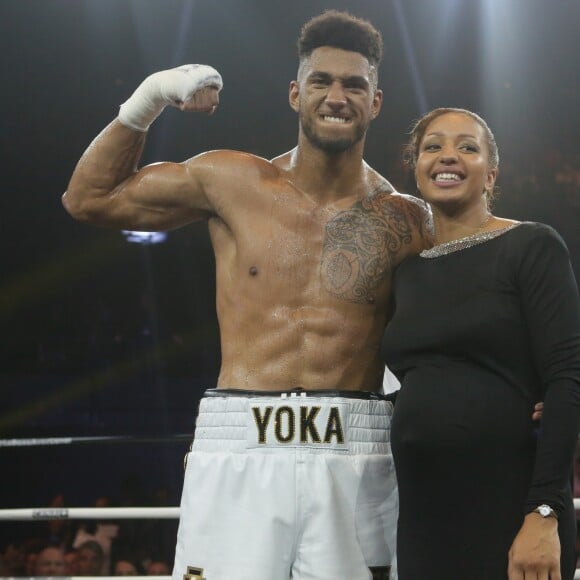 Tony Yoka avec sa fiancée Estelle Mossely, enceinte, le 2 juin 2017 au Palais des Sports à Paris après sa victoire lors de son premier combat de boxe pro contre l'américain Travis Clarke par arrêt de l'arbitre à la deuxième reprise. © CVS/Bestimage