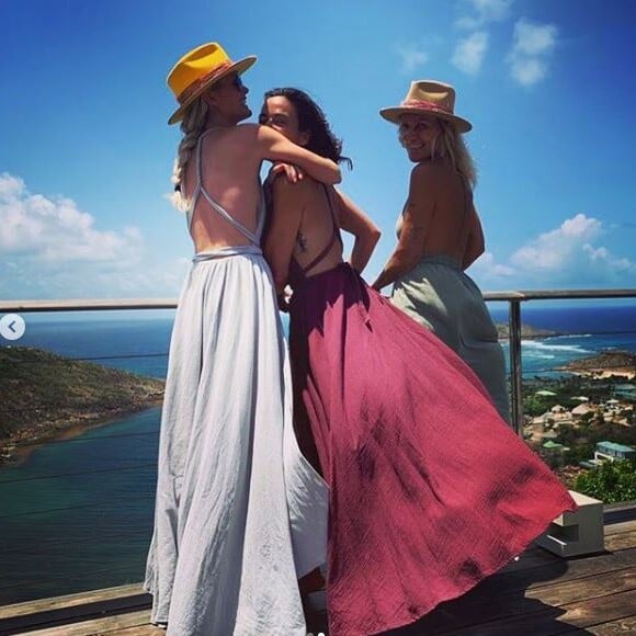 Laeticia Hallyday, Sandra Sisley et Liliane Jossua en robes dos nu lors de vacances à Saint-Barthélemy le 16 juillet 2019. 