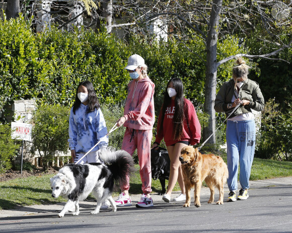 Laeticia Hallyday promène ses chiens dans le quartier de Pacific Palisades, à Los Angeles, avec ses filles Jade et Joy, le 3 avril 2020.