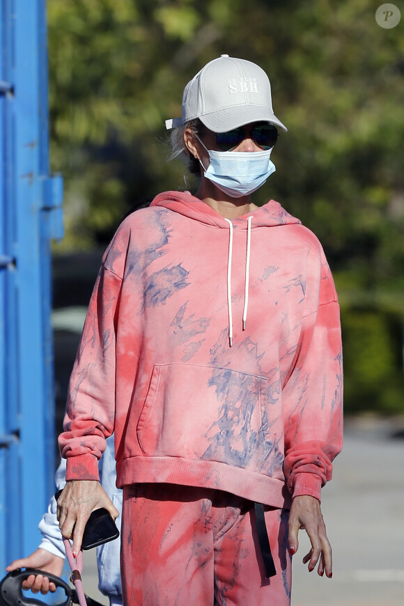 Laeticia Hallyday promène ses chiens dans le quartier de Pacific Palisades, à Los Angeles, avec ses filles Jade et Joy, le 3 avril 2020.