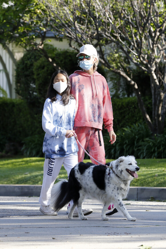 Laeticia Hallyday promène ses chiens dans le quartier de Pacific Palisades, à Los Angeles, avec ses filles Jade et Joy, le 3 avril 2020.