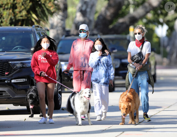 Laeticia Hallyday promène ses chiens dans le quartier de Pacific Palisades, à Los Angeles, avec ses filles Jade et Joy, le 3 avril 2020.