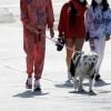 Laeticia Hallyday promène ses chiens dans le quartier de Pacific Palisades, à Los Angeles, avec ses filles Jade et Joy, le 3 avril 2020.