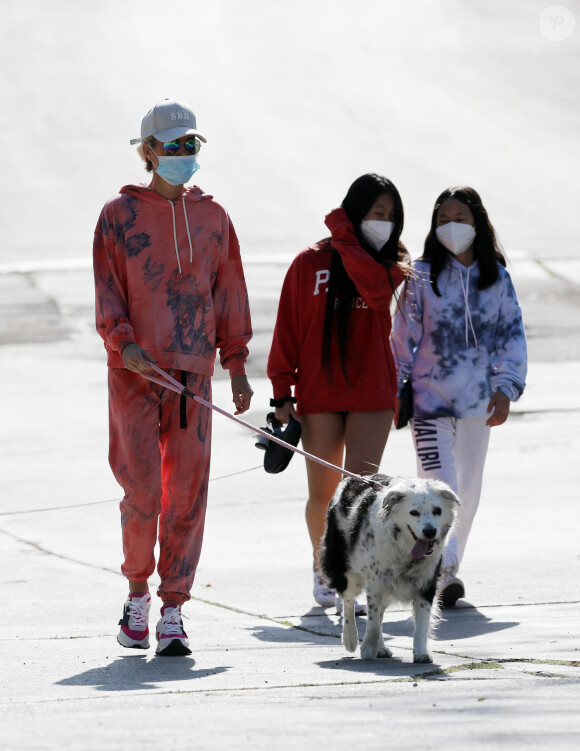 Laeticia Hallyday promène ses chiens dans le quartier de Pacific Palisades, à Los Angeles, avec ses filles Jade et Joy, le 3 avril 2020.