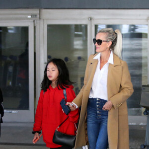 Exclusif - Laeticia Hallyday et ses filles Jade et Joy arrivent à l'aéroport LAX de Los Angeles en provenance de Paris, le samedi 11 janvier 2020 dans l'après-midi.