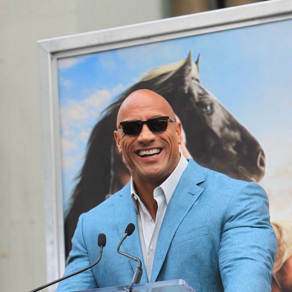 Dwayne Johnson (The Rock) - Kevin Hart laisse ses empreintes sur le ciment lors d'une cérémonie au Chinese Theatre à Hollywood le 10 décembre 2019.