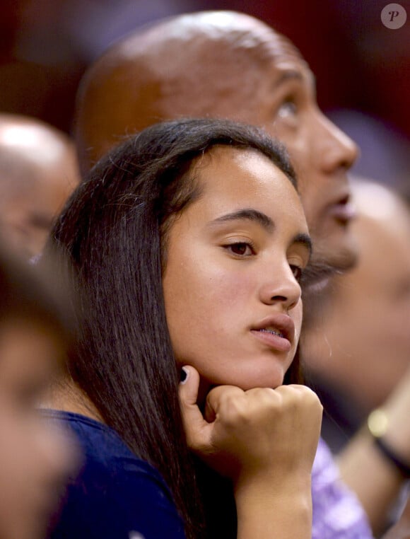 Simone Johnson - Dwayne Johnson et sa fille Simone assistent au match de basket-ball Miami Heat contre New York Knicks à Miami, le 27 février 2014.