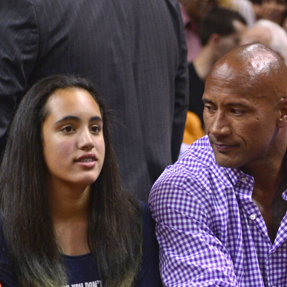 Dwayne Johnson et sa fille Simone assistent au match de basket-ball Miami Heat contre New York Knicks à Miami, le 27 février 2014.
