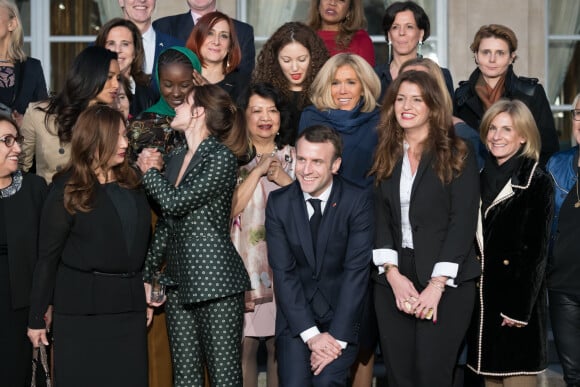 Wided Bouchamaoui, Wided Bouchamaoui, Aissata Lam, l'actrice britannique Emma Watson, le président de la République française Emmanuel Macron, sa femme la Première Dame Brigitte Macron, Marlène Schiappa, secrétaire d'Etat, chargée de l'Egalité des femmes et des hommes et Jamie McCourt, ambassadrice des Etats Unis en France lors de la photo de famille des participants à la réunion du conseil consultatif pour l'égalité entre les femmes et les hommes au palais de l'Elysée à Paris, France, le 19 février 2019. © Jacques Witt/Pool/Bestimage