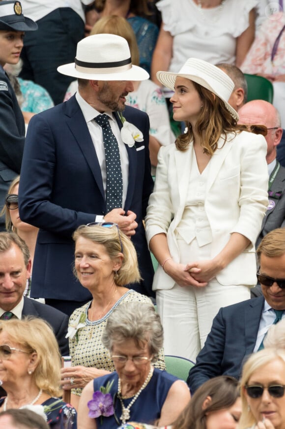 John Vosler et Emma Watson (habillée en Ralph Lauren) - Les célébrités dans les tribunes lors du tournoi de Wimbledon "The Championships" à Londres, le 14 juillet 2018
