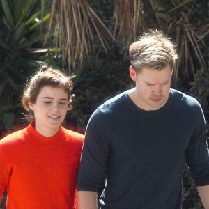 Exclusif - Emma Watson et Chord Overstreet se promènent à Los Angeles, le 8 mars 2018.