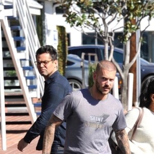 Matt Pokora et sa compagne Christina Milian se baladent avec leur fils Isaiah dans le quartier de West Hollywood à Los Angeles. La petite famille est allée déjeuner chez Fred Segal. Le 11 février 2020.