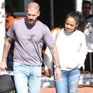 Matt Pokora et sa compagne Christina Milian se baladent avec leur fils Isaiah dans le quartier de West Hollywood à Los Angeles. La petite famille est allée déjeuner chez Fred Segal. Le 11 février 2020.