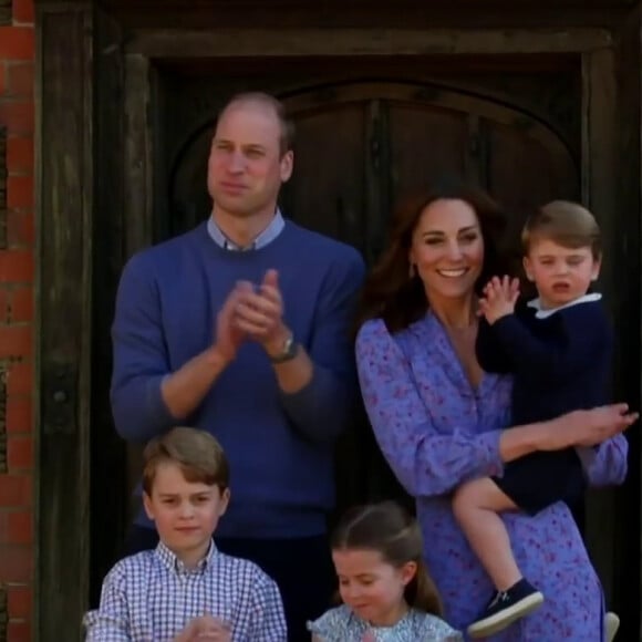 Le prince William, Kate Middleton et leurs trois enfants applaudissent le personnel soignant devant sa demeure d'Anmer Hall, dans le Norfolk, le 23 avril 2020 sur la BBC.