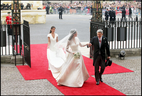 Arrivée de Kate Middleton, son père Michael et sa soeur Pippa Middleton à l'abbaye de Westminster pour son mariage avec le prince William, le 29 avril 2011, à Londres.