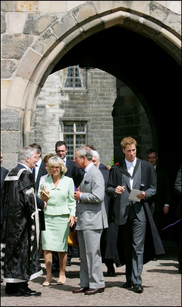 LE PRINCE CHARLES ET CAMILLA PARKER BOWLES - LE PRINCE WILLIAM RECOIT SON DIPLOME A L' UNIVERSITE ST ANDREWS EN ECOSSE Prince William graduated today at St. Andrew's University, Scotland.23/06/2005 - St Andrews Le prince William lors de sa remise de diplôme à l'Université St Andrews, avec le prince Charles et Camilla, en Ecosse, en 2005.