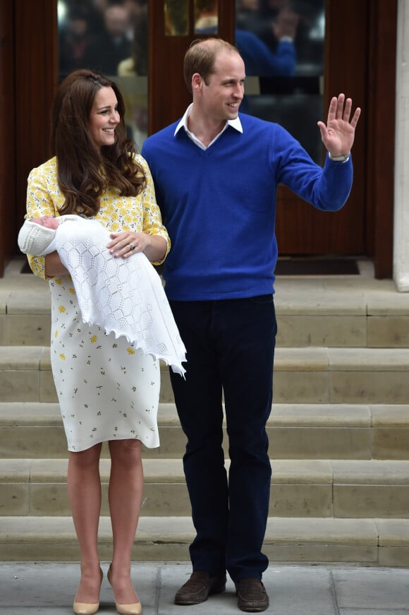 Le prince William et Kate Middleton après la naissance de leur deuxième enfant, la princesse Charlotte, le 2 mai 2015 à l'hôpital St Marys de Londres.