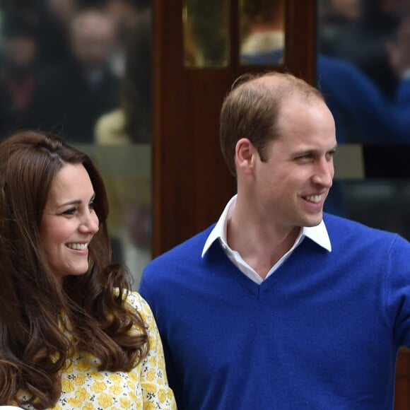 Le prince William et Kate Middleton après la naissance de leur deuxième enfant, la princesse Charlotte, le 2 mai 2015 à l'hôpital St Marys de Londres.