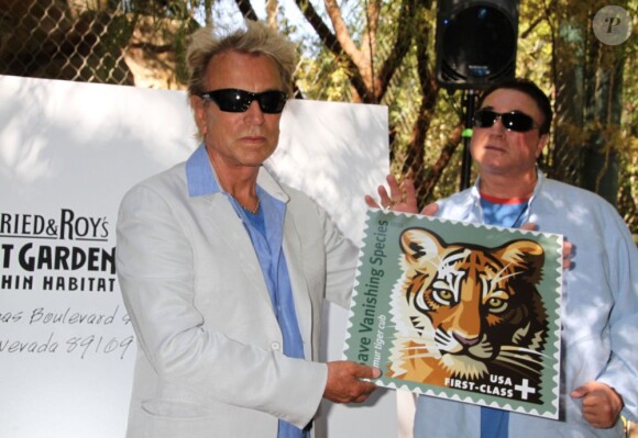 Les magiciens Siegfried et Roy présentent leur timbre à Las Vegas le 9 avril 2012.