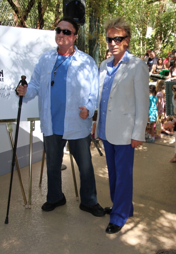 Les magiciens Siegfried et Roy présentent leur timbre à Las Vegas le 9 avril 2012.