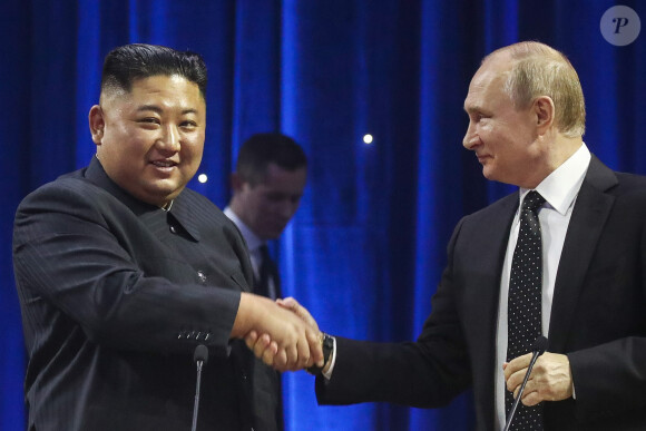 Le dirigeant nord-coréen Kim Jong Un (à gauche) et le président de la Russie Vladimir Poutine trinquent lors d'une réception donnée à la suite des pourparlers russo-nord-coréens à l'Université fédérale d'Extrême-Orient (FEFU) sur l'île Rousski, le 25 avril 2019.