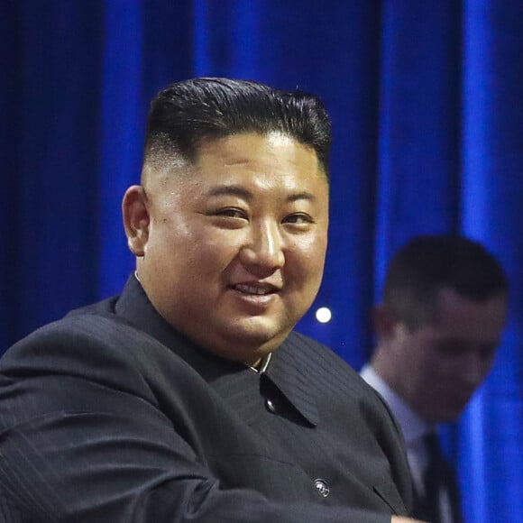 Le dirigeant nord-coréen Kim Jong Un (à gauche) et le président de la Russie Vladimir Poutine trinquent lors d'une réception donnée à la suite des pourparlers russo-nord-coréens à l'Université fédérale d'Extrême-Orient (FEFU) sur l'île Rousski, le 25 avril 2019.