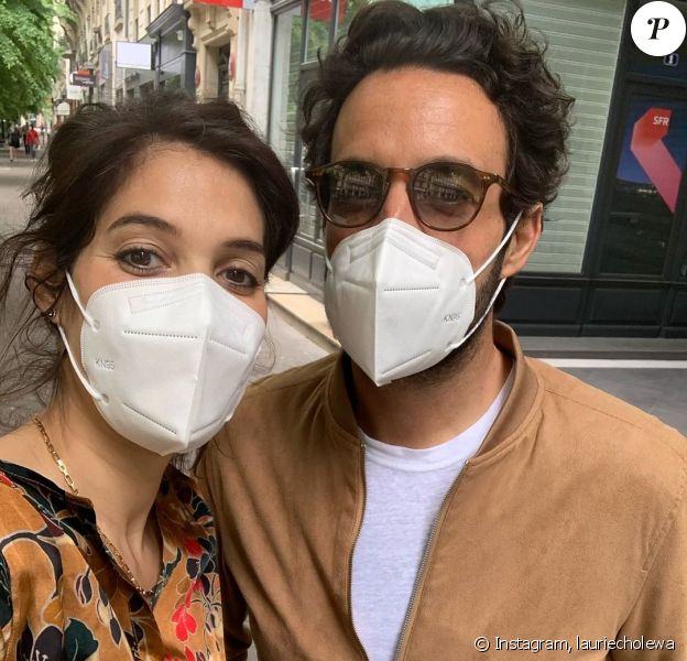 Laurie Cholewa, enceinte, chez elle à Paris. Instagram, avril 2020.