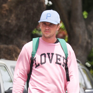 Exclusif - Tom Felton a été aperçu sur un skate éléctrique dans les rues de Venice. L'acteur en profite pour doubler les voitures, coincées dans les embouteillages. Le 14 juin 2019.