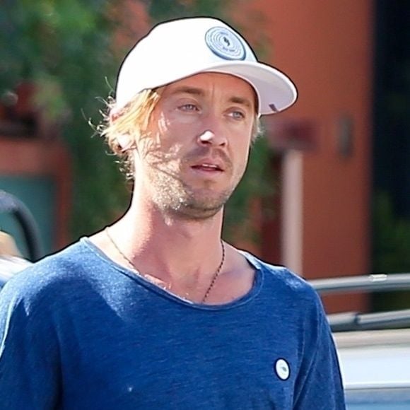 Exclusif - Tom Felton se balade en skateboard avec son chien dans les rues de Venice à Los Angeles, le 27 janvier 2019