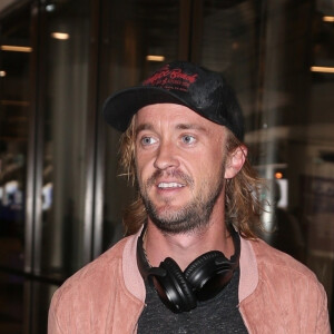 Exclusif - Tom Felton arrive très souriant à l'aéroport de LAX à Los Angeles, le 2 octobre 2018