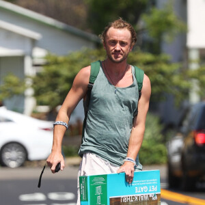 Exclusif - Tom Felton a été aperçu en skateboard dans les rues de Venice Beach. L'acteur britannique d'Harry Potter semble ne faire aucun effort alors qu'il se laisse glisser en portant un paquet, le 1er septembre 2018.