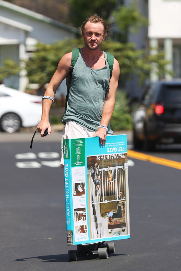 Exclusif - Tom Felton a été aperçu en skateboard dans les rues de Venice Beach. L'acteur britannique d'Harry Potter semble ne faire aucun effort alors qu'il se laisse glisser en portant un paquet, le 1er septembre 2018.