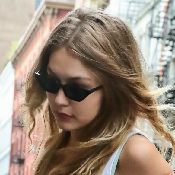 Gigi Hadid arrive chez son compagnon Zayn Malik à New York, le 14 août 2018.