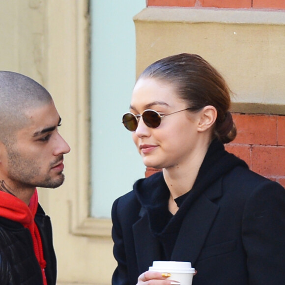 Exclusif - Gigi Hadid et Zayn Malik à nouveau en couple, s'embrassent tendrement dans les rues de New York, ils se sont promenés en buvant un café et ont donné de l'argent à un SDF. New York le 29 avril 2018