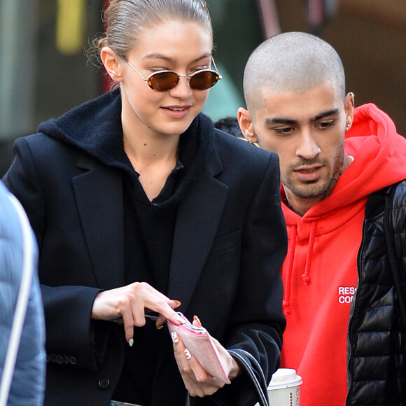 Exclusif- Gigi Hadid et Zayn Malik à nouveau en couple, s'embrassent tendrement dans les rues de New York, ils se sont promenés en buvant un café et ont donné de l'argent à un SDF. New York le 29 avril 2018.