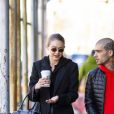 Exclusif - Gigi Hadid et Zayn Malik à nouveau en couple, s'embrassent tendrement dans les rues de New York, ils se sont promenés en buvant un café et ont donné de l'argent à un SDF. New York le 29 avril 2018.
