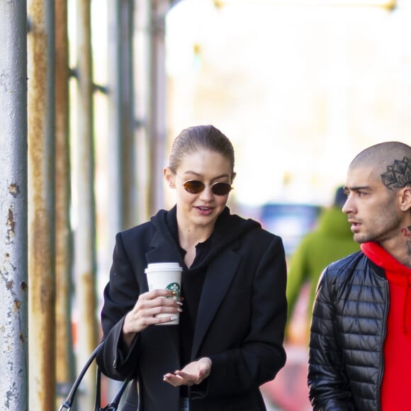 Exclusif - Gigi Hadid et Zayn Malik à nouveau en couple, s'embrassent tendrement dans les rues de New York, ils se sont promenés en buvant un café et ont donné de l'argent à un SDF. New York le 29 avril 2018.