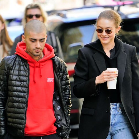 Exclusif - Gigi Hadid et Zayn Malik à nouveau en couple, s'embrassent tendrement dans les rues de New York, ils se sont promenés en buvant un café et ont donné de l'argent à un SDF. New York le 29 avril 2018.