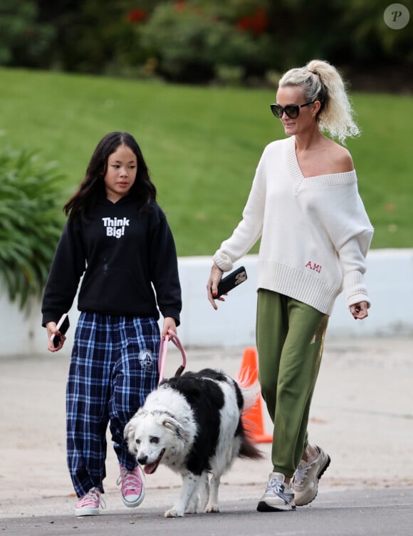 Laeticia Hallyday et ses filles Jade, 15 ans, et Joy, 11 ans, promènent leur chien Cheyenne dans le quartier de Brentwood à Los Angeles, pendant la période de confinement liée à l'épidémie de coronavirus (Covid-19), le 1er avril 2020.