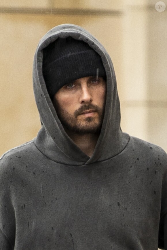 Exclusif - Scott Disick brave la pluie dans les rues du quartier de Calabasas à Los Angeles, le 12 mars 2020