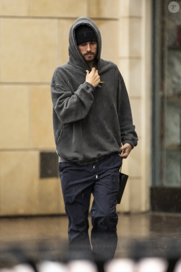 Exclusif - Scott Disick brave la pluie dans les rues du quartier de Calabasas à Los Angeles, le 12 mars 2020