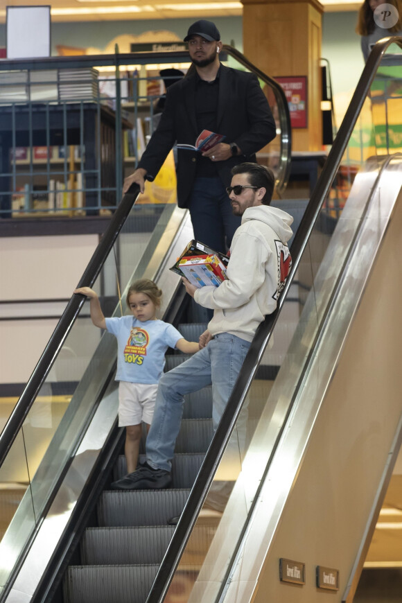 Exclusif - Scott Disick est allé faire du shopping avec son fils Reign Disick dans un centre commercial du quartier de Calabasas à Los Angeles, le 1er mars 2020