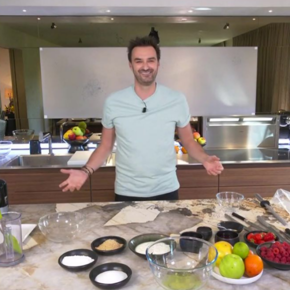 Cyril Lignac aux commandes de "Tous en cuisine" avec ses invités - M6